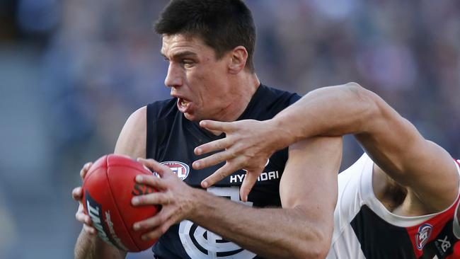 MELBOURNE, AUSTRALIA - AUGUST 17: Matthew Kreuzer of the Blues marks in front of Rowan Marshall of the Saints  during the round 22 AFL match between the Carlton Blues and the St Kilda Saints at Marvel Stadium on August 17, 2019 in Melbourne, Australia. (Photo by Darrian Traynor/Getty Images)