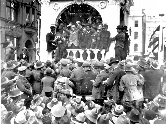 Former Australian Prime Minister Billy Hughes campaigns in Sydney's Martin Place for World War I (One) recruitment, Curtin led anti conscription in 1916. Pic Australian War Memorial. Australian Armed Forces / Army / World War I / Recruits Historical