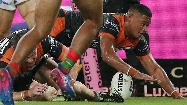 Moses Suli of the Tigers scores a try.