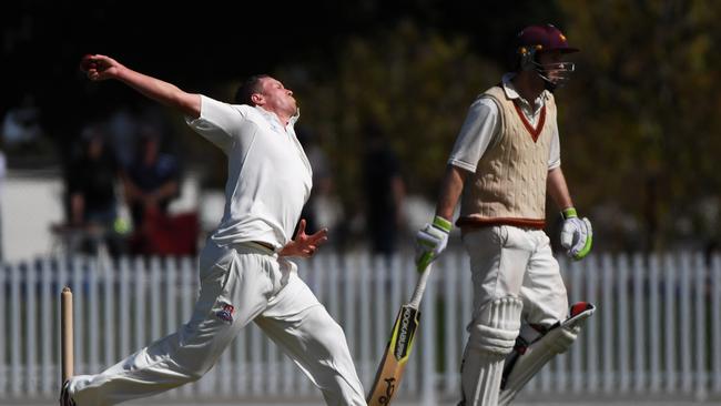 Peter Siddle letting fly in the grand final.