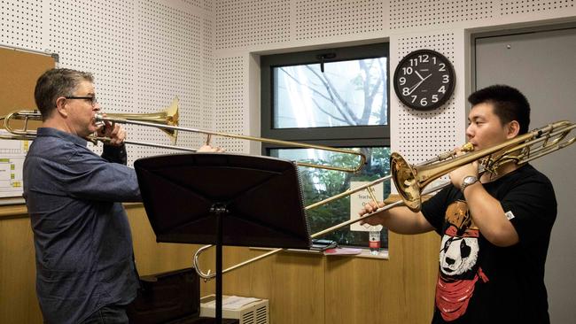 The SSO’s Scott Kinmont and student Jiwen Hu at Shanghai Symphony Academy. Pic: Edmund Ong.