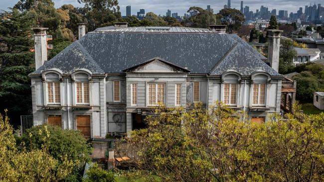 One of crypto billionaire Ed Craven’s Toorak mansions. Picture: Jake Nowakowski