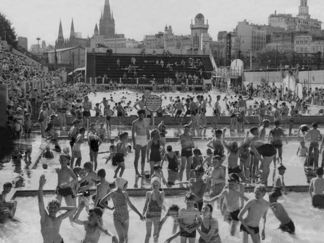 Melburnians flock to the Batman Ave Swimming Pool during the Christmas heatwave of 1949.