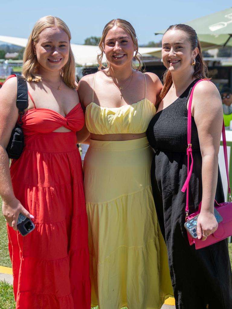 Photo gallery: Rosehill Gardens Five Diamonds Ladies Day | Daily Telegraph