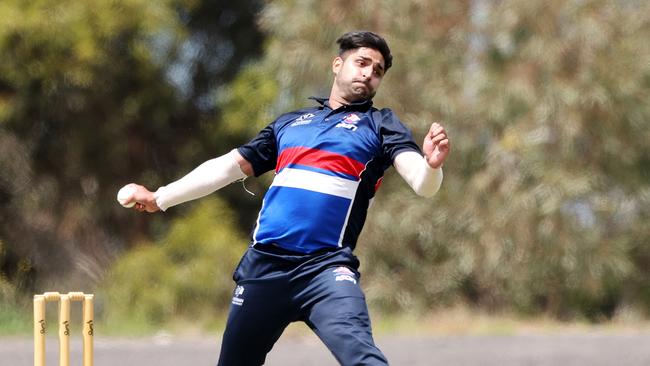 Victorian Premier Cricket: Greenvale v Footscray at Greenvale Reserve, 17 December 2022. FootscrayÃs Umair Butt bowling.Picture : George Salpigtidis