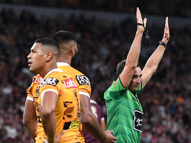 Referee Gerard Sutton sent four players to the sin bin during the game. Picture: Bradley Kanaris/Getty Images)