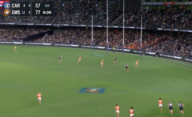 As the ball is kicked towards Curnow, Durdin makes a small lead in front and drags Himmelberg away just enough to allow Curnow to mark.