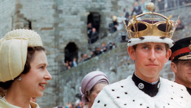 The King of England with his mother Queen Elizabeth II.