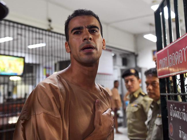 TOPSHOT - Hakeem al-Araibi, a Bahraini refugee and Australian resident, is escorted to a courtroom in Bangkok on February 4, 2019. - Hakeem al-Araibi, who was detained by Thai immigration authorities in late November 2018 after arriving in Bangkok for a vacation with his wife, fears torture and even death if he is returned to his homeland. (Photo by Lillian SUWANRUMPHA / AFP)