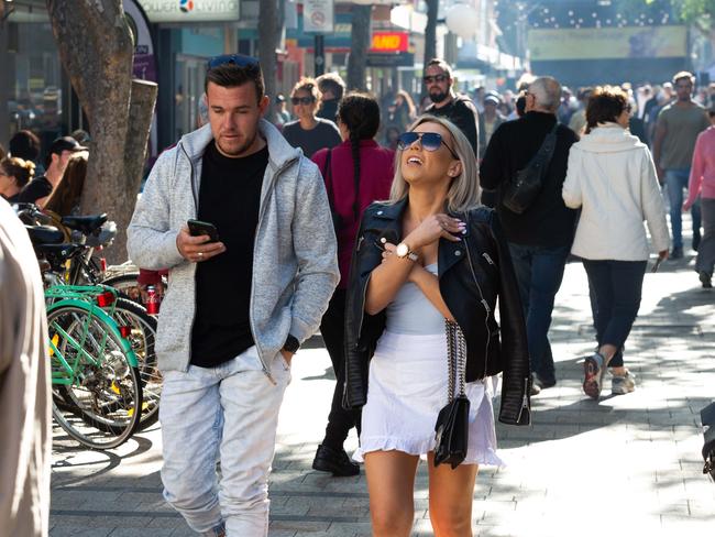 Visitors to the 2018 Manly Jazz festival. (AAP Image/Jordan Shields)