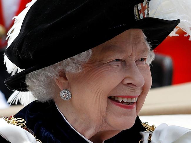 TOPSHOT - Britain's Queen Elizabeth II rides in a carriage as she leaves following the Order of the Garter Service at St George's Chapel in Windsor Castle on June 17, 2019. - The Order of the Garter is the oldest and most senior Order of Chivalry in Britain, established by King Edward III nearly 700 years ago. Appointment to the order is solely in the gift of the Monarch and is limited to the Sovereign, the Prince of Wales, and no more than 24 members or Companions. (Photo by PETER NICHOLLS / POOL / AFP)