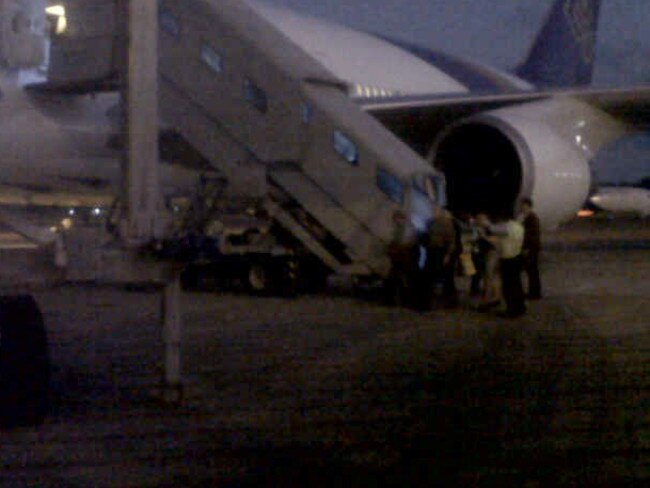 Passengers disembark in Bali after emergency landing. Photo: Diimex/Foto oleh Hati Kecil Visuals