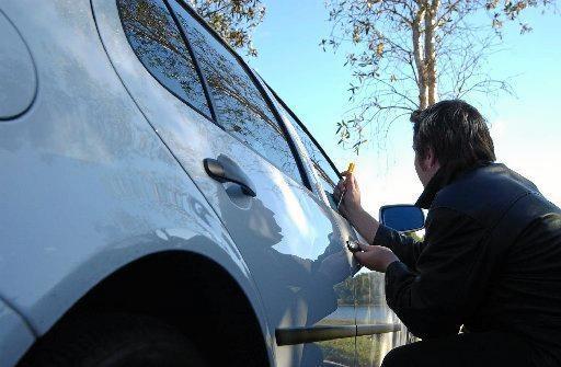 Car theft,thief, break in.Photo Warren Lynam / Sunshine Coast Daily