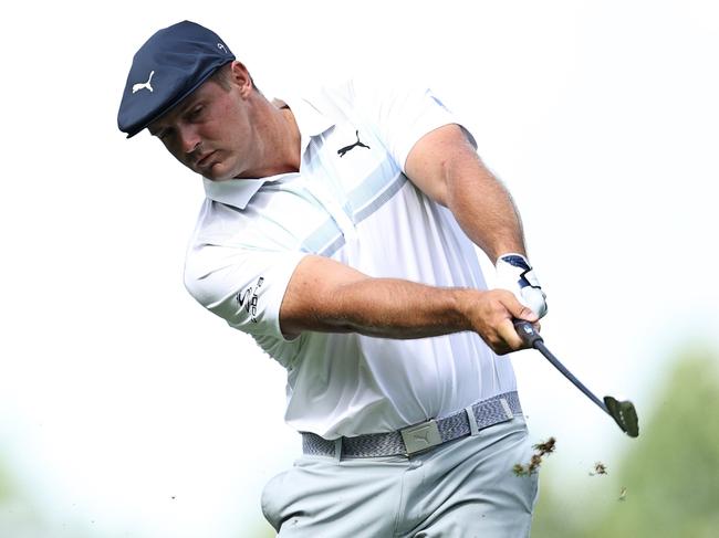 CROMWELL, CONNECTICUT - JUNE 26: Bryson DeChambeau of the United States plays a shot on the 14th hole during the second round of the Travelers Championship at TPC River Highlands on June 26, 2020 in Cromwell, Connecticut.   Elsa/Getty Images/AFP == FOR NEWSPAPERS, INTERNET, TELCOS & TELEVISION USE ONLY ==