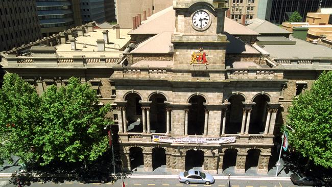 King William Street in front of the Adelaide Town Hall cleared after bomb scare in the council chambers 07 Nov 2000. hoax