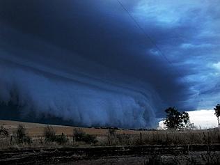 Weather - Summer thunderstorm brings rain, hail and floodwater to South Australia. Reader photograph of wall of cloud as the ...