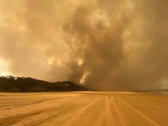 The bushfire burning on Fraser Island has forced tourists to leave.