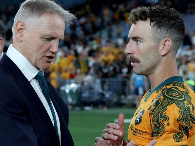 Australia's head coach Joe Schmidt (2nd-L) talks with player Nic White after the Rugby Championship and Bledisloe Cup Test match between Australia and New Zealand at Stadium Australia in Sydney on September 21, 2024. (Photo by Saeed KHAN / AFP) / -- IMAGE RESTRICTED TO EDITORIAL USE - STRICTLY NO COMMERCIAL USE --