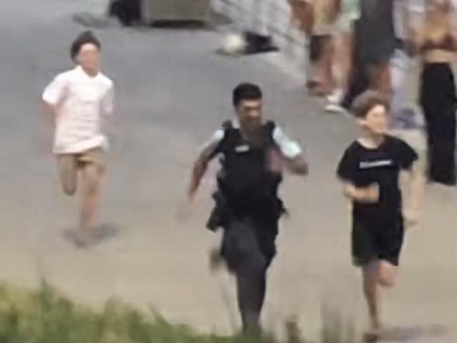 Police officers  caught in a playful race against a group of teenagers in Bondi Beach a few days ago., , image: instagram/@daviniataylor, https://www.instagram.com/reel/DD5LidETC6f/?igsh=MWhmMDcyMGs5d2RsdA==