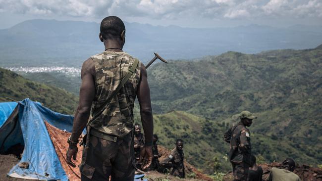 FARDC (Armed Forces of the DRC) soldiers dig trenches above the town of Kibirizi, Congo, controlled by the M23 rebellion. Picture: Alexis Huguet/AFP