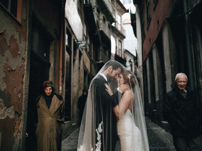 Ale Bigliazzi used the bride’s veil as a way to unite this couple while they celebrated their wedding in Porto, Portugal.