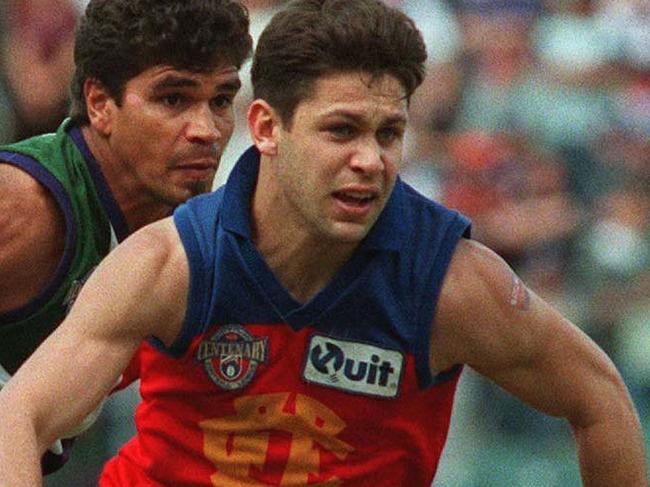 Fitzroy v Fremantle Dockers. Subiaco. Fitzroy's last game. Chris Johnson (right) leads Dale Kickett in a race for the ball.