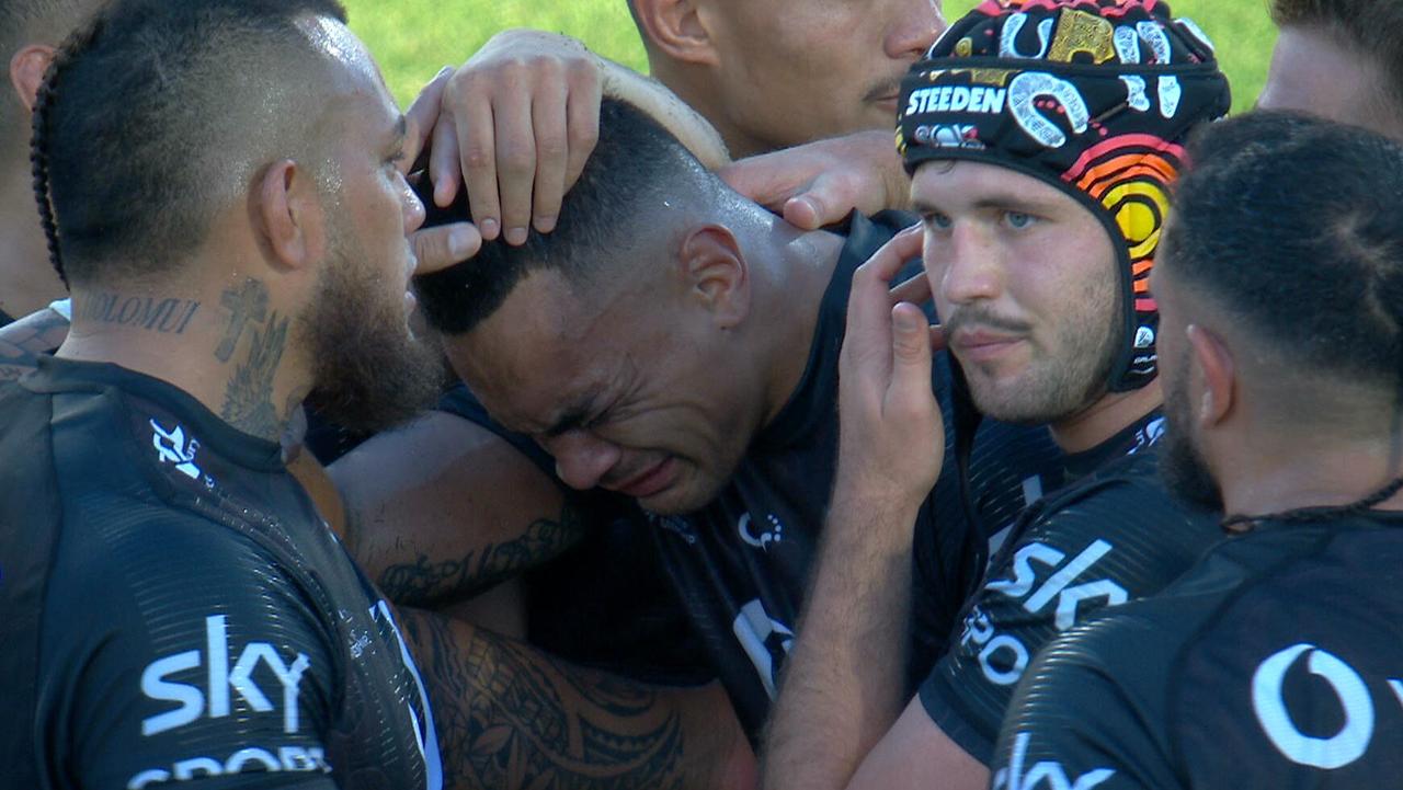 Ken Maumalo in tears with Warriors teammates