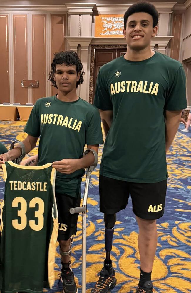 Weston Tedcastle (left) receiving his Spinners jersey from Salties teammate and Spinners co-captain Jaylen Brown. Picture: Aussie Rollers Facebook.