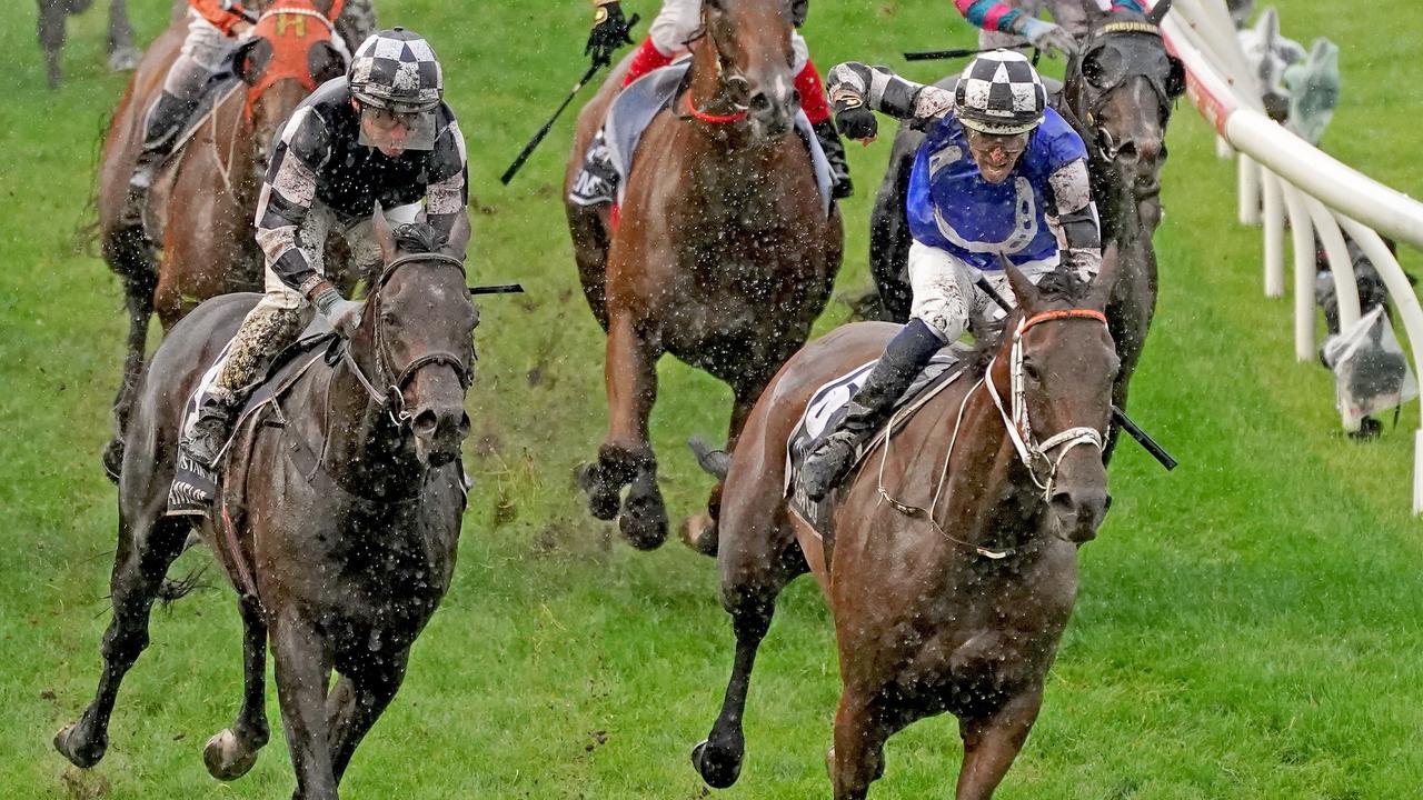 Mugatoo and Hugh Bowman (right) defeated Russian Camelot and Damien Oliver (left) in the 2021 All-Star Mile at The Valley. Picture: Racing Photos