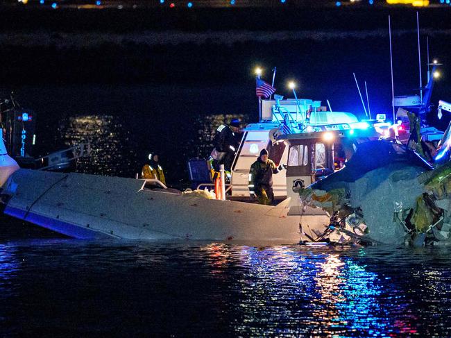 ARLINGTON, VIRGINIA - JANUARY 30: (EDITORS NOTE: Image contains graphic content) Emergency response units assess airplane wreckage in the Potomac River near Ronald Reagan Washington Airport on January 30, 2025 in Arlington, Virginia. An American Airlines flight from Wichita, Kansas collided with a helicopter while approaching Ronald Reagan National Airport.   Andrew Harnik/Getty Images/AFP (Photo by Andrew Harnik / GETTY IMAGES NORTH AMERICA / Getty Images via AFP)