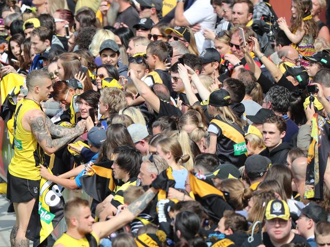 Crowds flocked to Richmond’s final training session before today’s blockbuster match against GWS. Picture: Alex Coppel