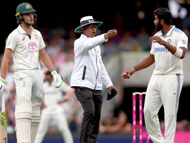 Umpire Sharfuddoula Ibne Shahid Saikat (C) gestures as he stands between Australiaâs Sam Konstas (L) and Indiaâs captain Jasprit Bumrah (R) during day one of the fifth Test match between Australia and India at the Sydney Cricket Ground on January 3, 2025. (Photo by DAVID GRAY / AFP) / -- IMAGE RESTRICTED TO EDITORIAL USE - STRICTLY NO COMMERCIAL USE --