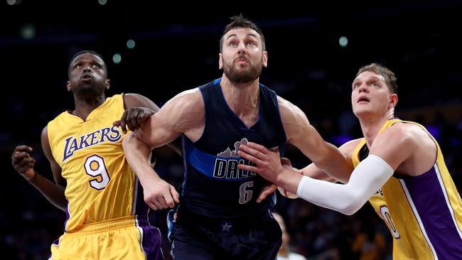 Andrew Bogut has agreed to sign with the Lakers.