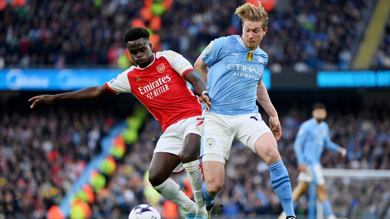 MANCHESTER, ENGLAND - MARCH 31: Bukayo Saka of Arsenal battles for possession with Kevin De Bruyne of Manchester City during the Premier League match between Manchester City and Arsenal FC at Etihad Stadium on March 31, 2024 in Manchester, England. (Photo by Justin Setterfield/Getty Images) (Photo by Justin Setterfield/Getty Images)