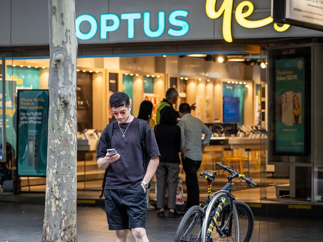 People were affected by an Optus outage. Picture: Jake Nowakowski