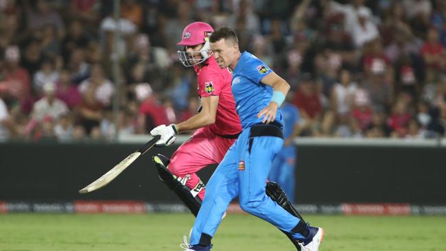 Peter Siddle of the Strikers attempts to run out Daniel Hughes during the Big Bash League (BBL) cricket match between the Sydney Sixers and Adelaide Strikers at Coffs International Stadium in Coffs Harbour, Sunday, January 5, 2020. (AAP Image/Jason O'Brien) NO ARCHIVING, EDITORIAL USE ONLY, IMAGES TO BE USED FOR NEWS REPORTING PURPOSES ONLY, NO COMMERCIAL USE WHATSOEVER, NO USE IN BOOKS WITHOUT PRIOR WRITTEN CONSENT FROM AAP