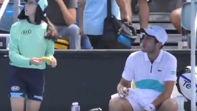 The bizarre incident where Elliot Benchetrit asks a ballgirl to peel his banana.