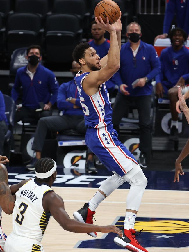Ben Simmons finishes with his right hand.
