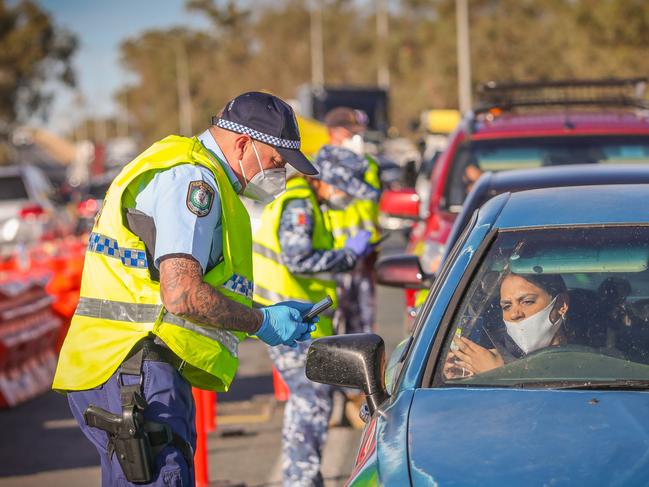 Police checks at the NSW-Victorian border in Mildura. Picture: Darren Seiler.