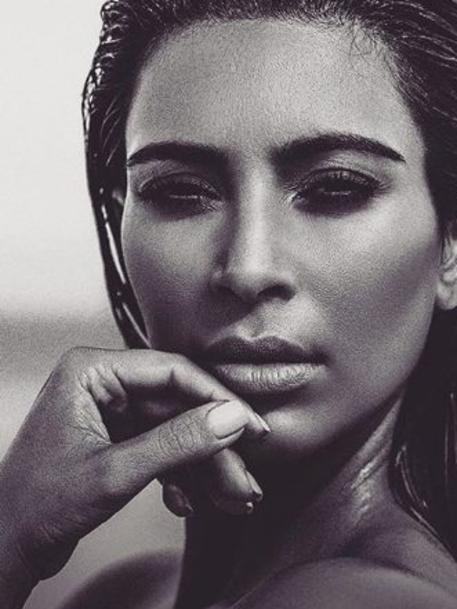 Kim Kardashian has swapped belfies for fingermouthing.