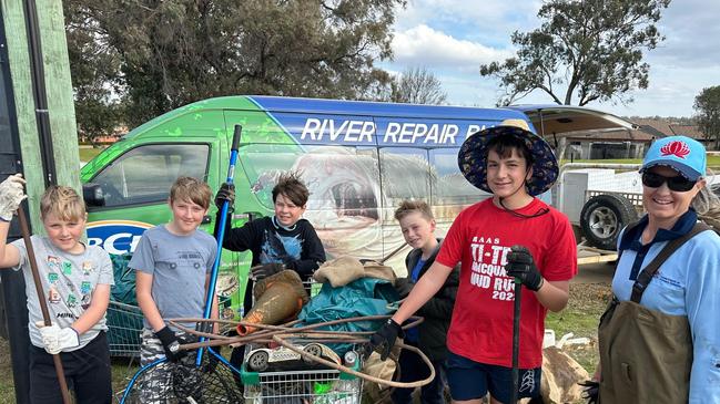 Dubbo locals volunteering their time to help clean up Delroy to introduce new species into the pond.