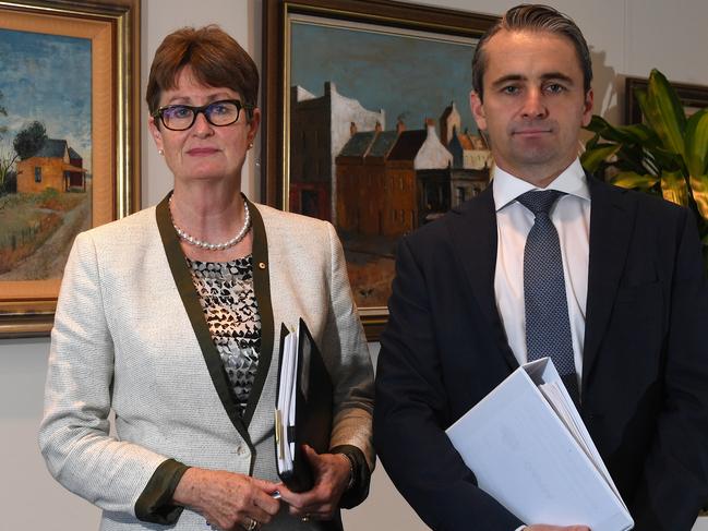 Commonwealth Bank of Australia chairperson Catherine Livingstone (left) with CEO Matt Comyn (right) pose for a portrait in Sydney, Tuesday, May 1, 2018. Federal Treasurer Scott Morrison has labelled a report by the banking regulator, Australian Prudential Regulation Authority, into Commonwealth Bank of Australia as "damning". (AAP Image/Dean Lewins) NO ARCHIVING