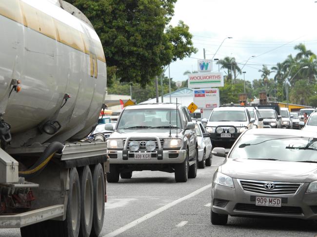 Walkerston traffic - peak downs highway  040310/147    17traffic