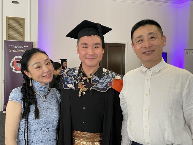 Tianxin (Eric) Zou and family.