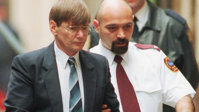 Convicted murderer Peter Dupas is lied into court.