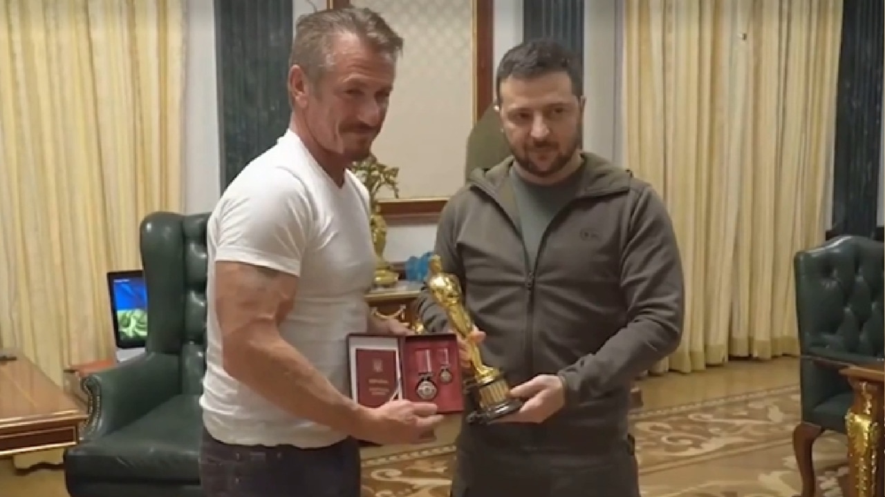 Sean Penn loans one of his Oscars to Zelensky as a ‘show of faith ...