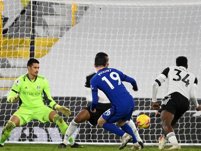 Chelsea's English midfielder Mason Mount shoots to score the opening goal during the English Premier League football match between Fulham and Chelsea at Craven Cottage in London on January 16, 2021. (Photo by Mike Hewitt / POOL / AFP) / RESTRICTED TO EDITORIAL USE. No use with unauthorized audio, video, data, fixture lists, club/league logos or 'live' services. Online in-match use limited to 120 images. An additional 40 images may be used in extra time. No video emulation. Social media in-match use limited to 120 images. An additional 40 images may be used in extra time. No use in betting publications, games or single club/league/player publications. /