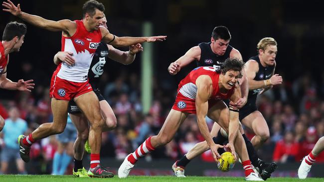 Sydney's Kurt Tippett and Carlton's Matthew Kreuzer during the final round. Picture: Phil Hillyard