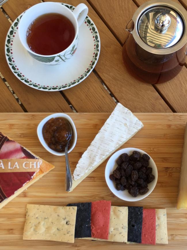 Tasting plate with three cheeses and a light tea.