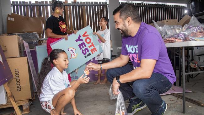 Yes campaign director Dean Perkin meets Blessing Bolea, 7, at a campaign facility in Cairns on Wednesday. Picture: Brian Cassey